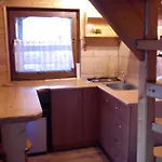 Mały domek pod lasem